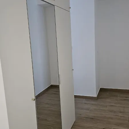 Memento With Private Bathrooms & Shared Kitchen Apartment Laibach