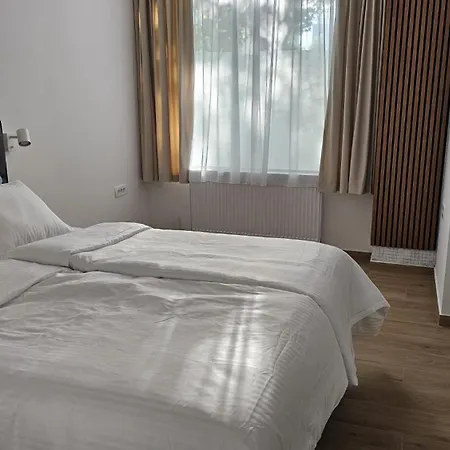 Memento With Private Bathrooms & Shared Kitchen