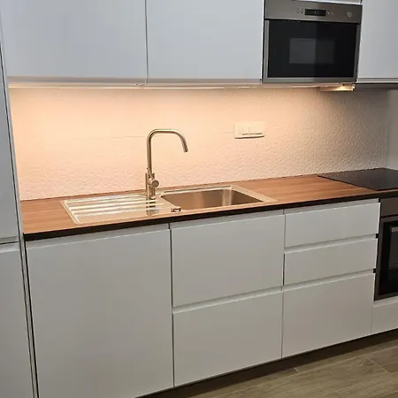 Memento With Private Bathrooms & Shared Kitchen Apartment *