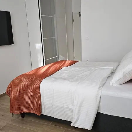 Memento With Private Bathrooms & Shared Kitchen