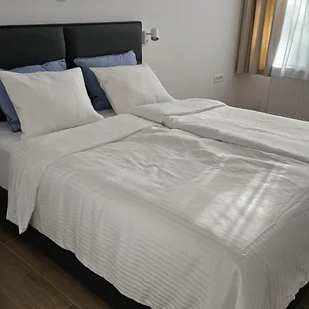 Memento With Private Bathrooms & Shared Kitchen * Ljubljana