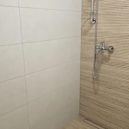 Memento With Private Bathrooms & Shared Kitchen *