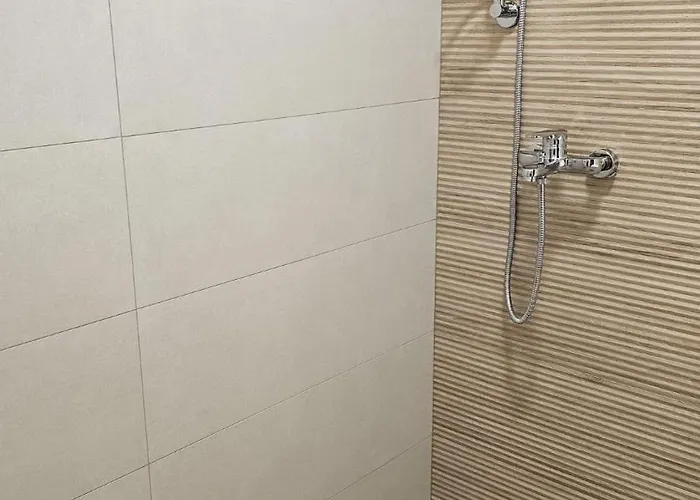 Memento With Private Bathrooms & Shared Kitchen *