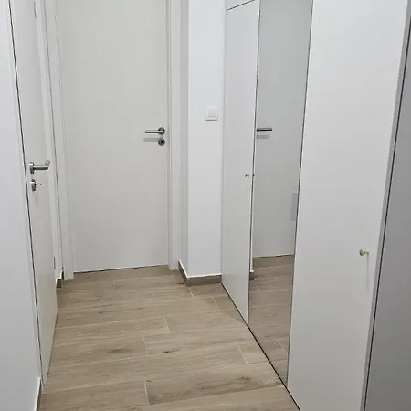 Memento With Private Bathrooms & Shared Kitchen 류블랴나