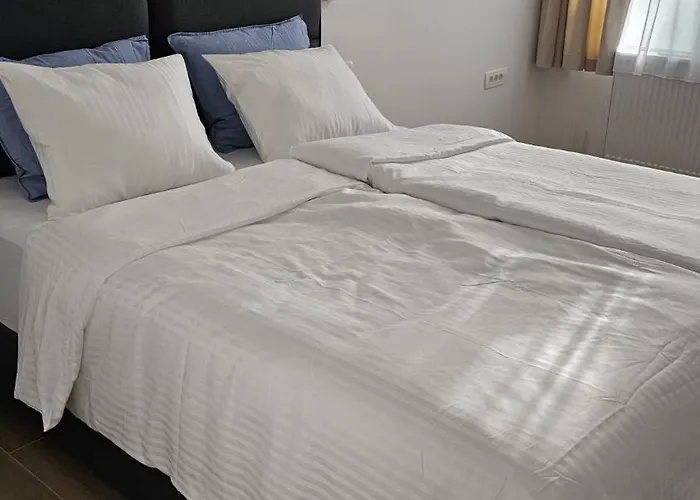 Memento With Private Bathrooms & Shared Kitchen * Ljubljana